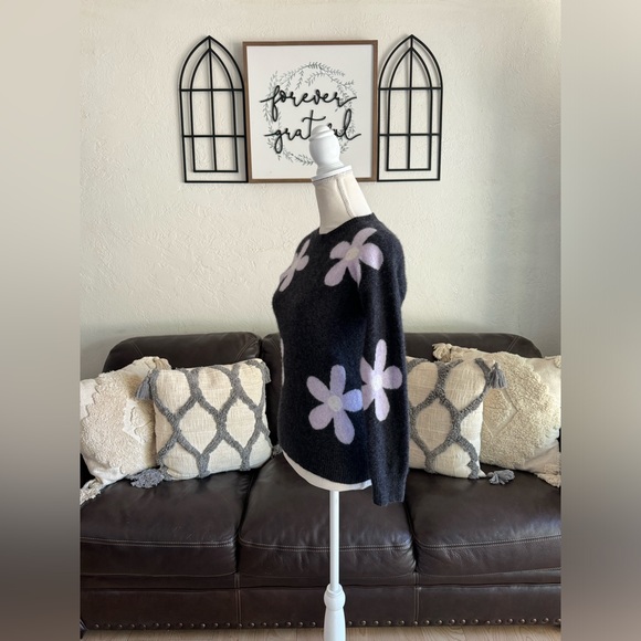 Saks Fifth Avenue Gray 100% Cashmere Crew Neck Sweater With Lavender Daisies - Picture 8 of 14